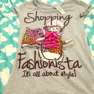 Grey short sleeve shirt with Shopping Fashionista
