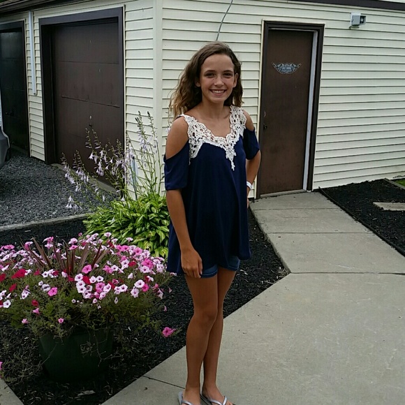 🌼Navy blue& cream  cold shoulder top🌼 - Picture 4 of 7