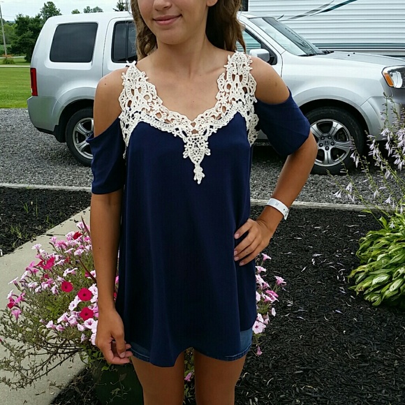 🌼Navy blue& cream  cold shoulder top🌼 - Picture 7 of 7