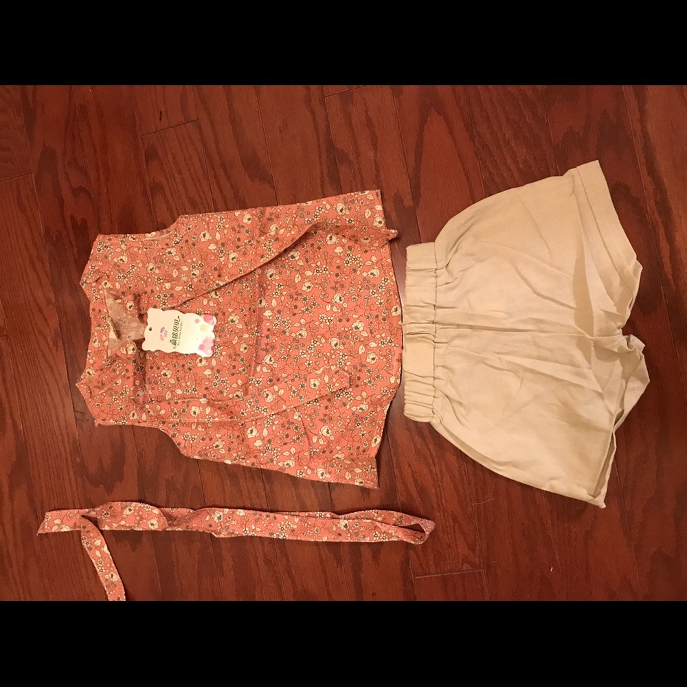 Little Girls 2 Piece Outfit Says Size 7, Looks Sm.