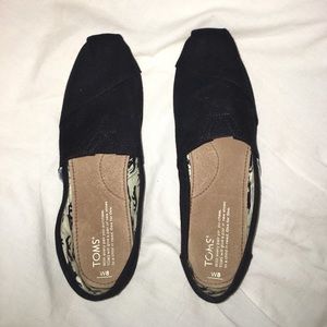 Classic black canvas Toms