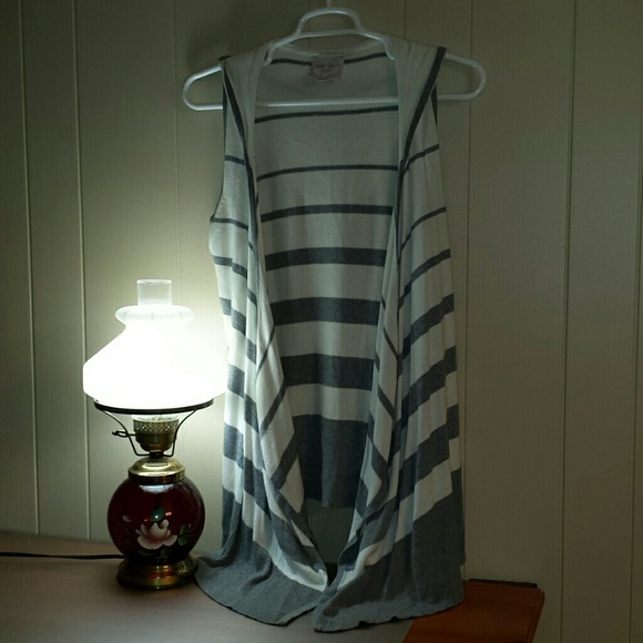 Romeo & Juliet Couture Sweaters - Romeo & Julie Couture sleeveless sweater/duster