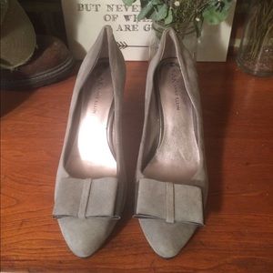 Anne Kline Gray Suede Pumps