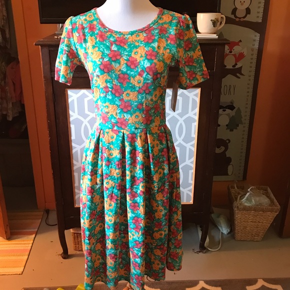 LuLaRoe Dresses & Skirts - Lularoe Amelia with pockets dress