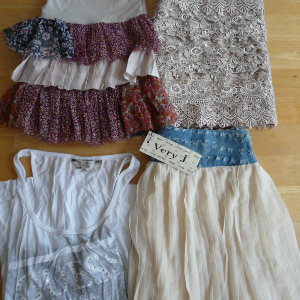 BUNDLE 3 mini skirts (M) 1 tank (M)