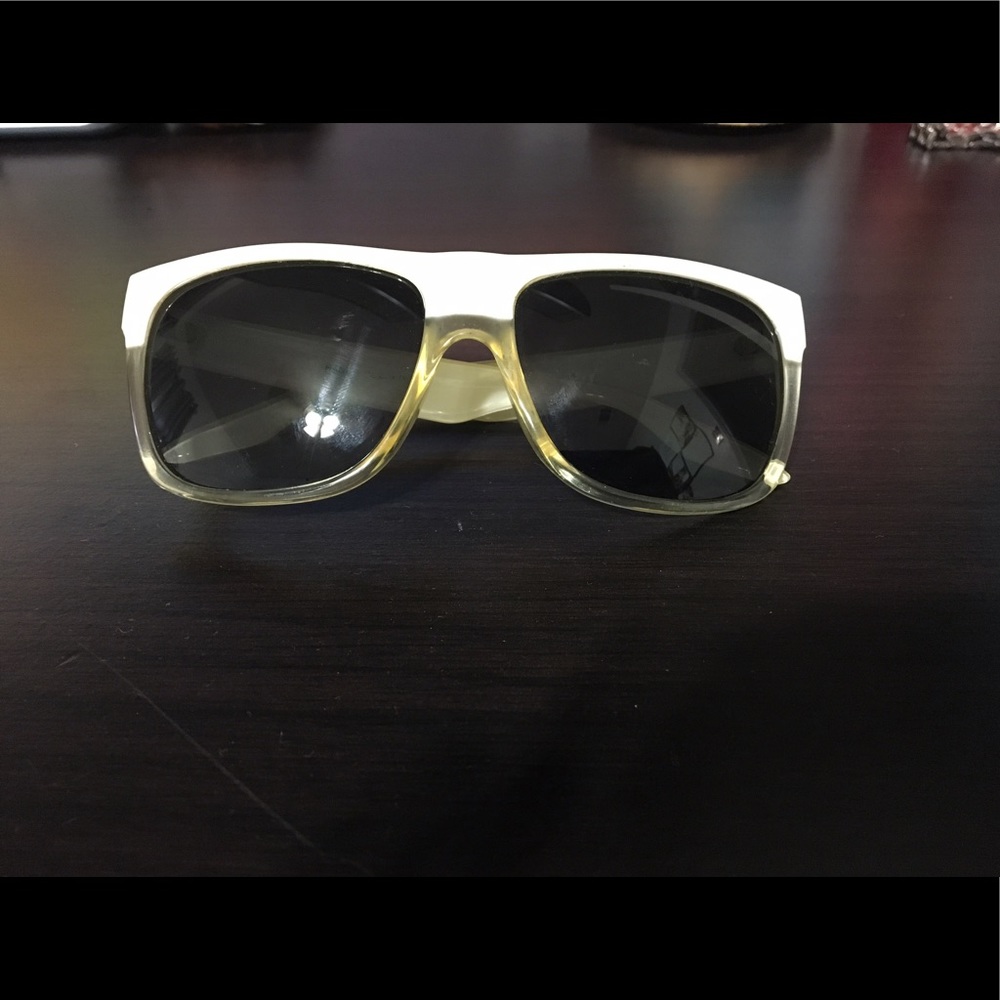 White block striped sunglasses