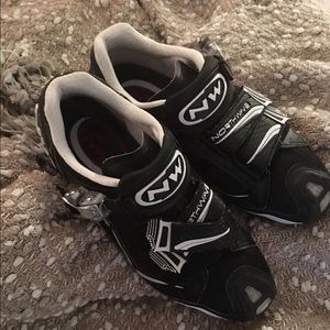 Cycling shoes, gentle used with cleats included