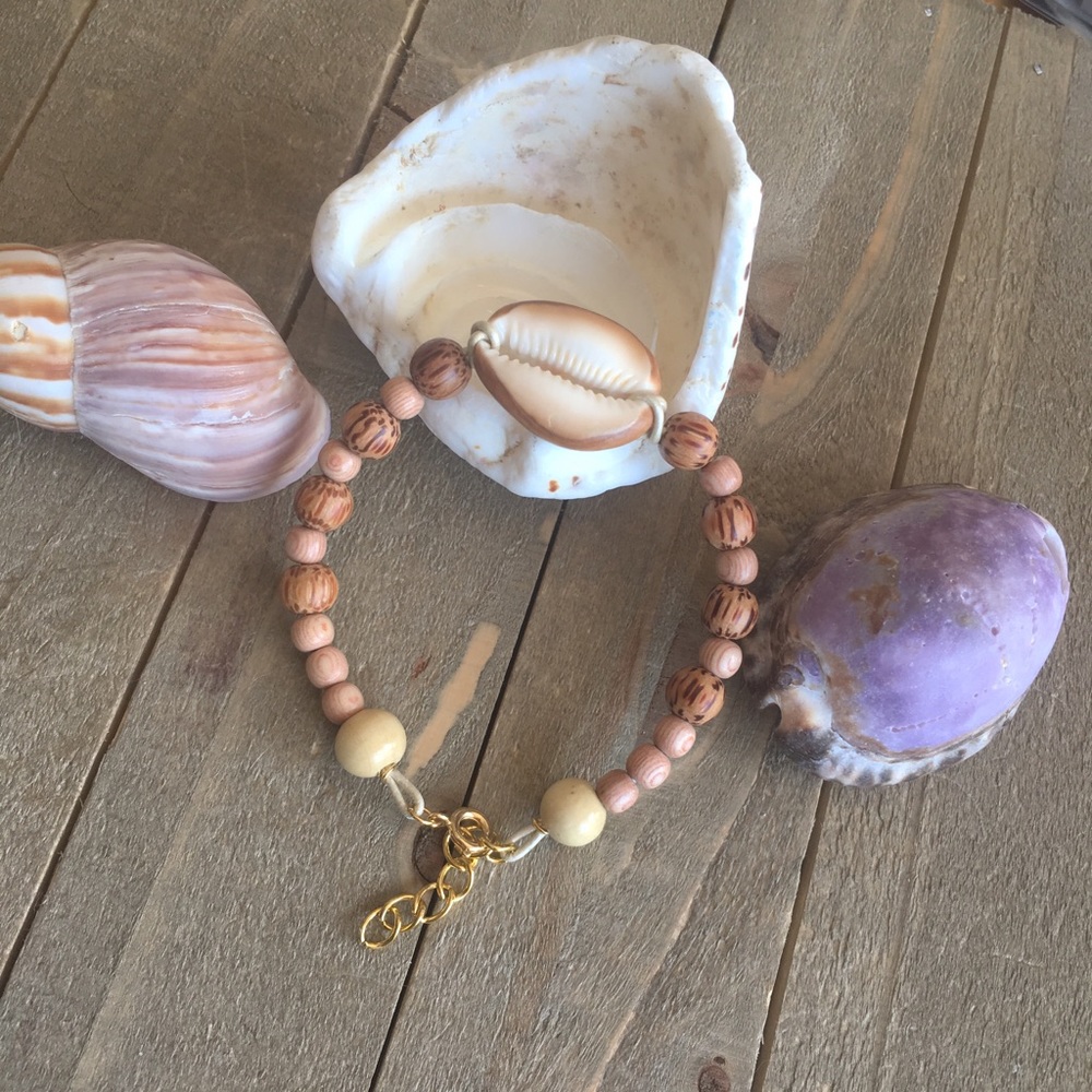 Beautiful Shell and Wood Bead Bracelet - Picture 1 of 4