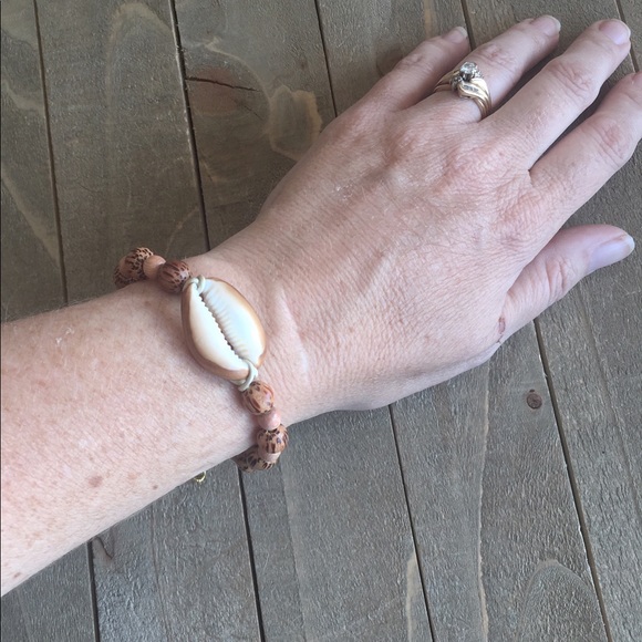 Beautiful Shell and Wood Bead Bracelet - Picture 3 of 4