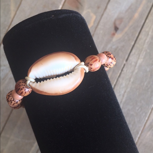 Beautiful Shell and Wood Bead Bracelet - Picture 4 of 4