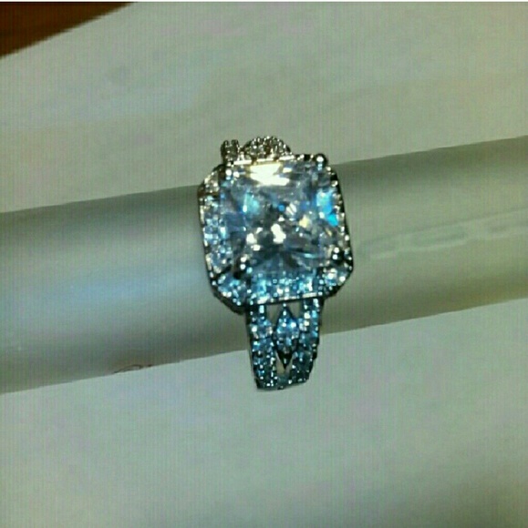 Sale! Size 6 rose gold or yellow gold sim diamond - Picture 5 of 8