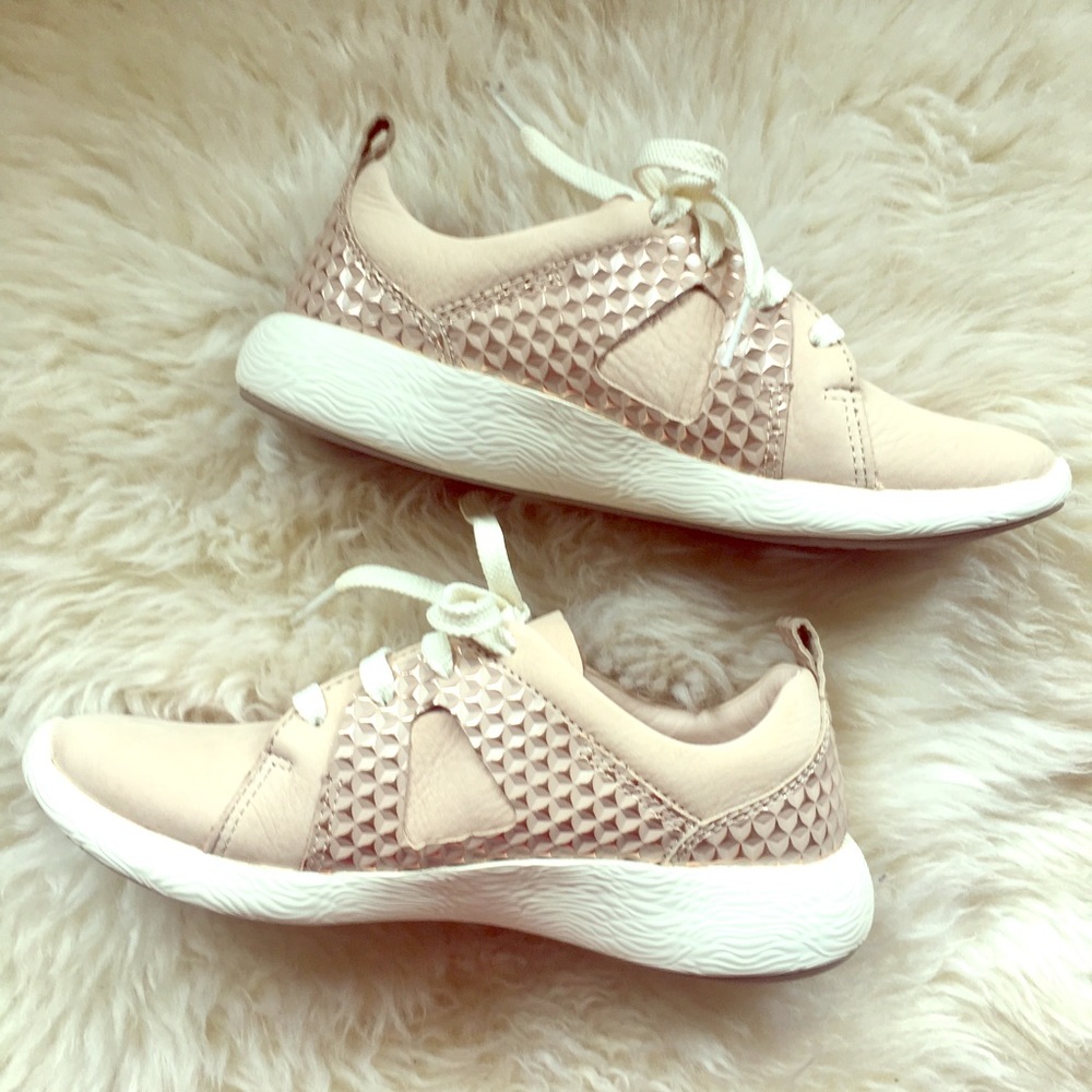 NEW! CLARKS Artisan Nubuck Lace up Sneakers (5.5)