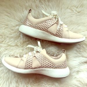 NEW! CLARKS Artisan Nubuck Lace up Sneakers (5.5)