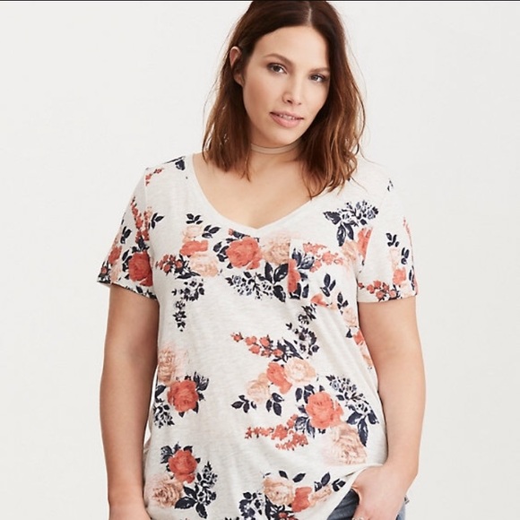 torrid Tops - ⭐️Host Pick⭐️Torrid Floral Print V-Neck Tee