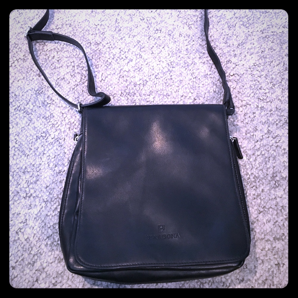 Hexagona black travel purse