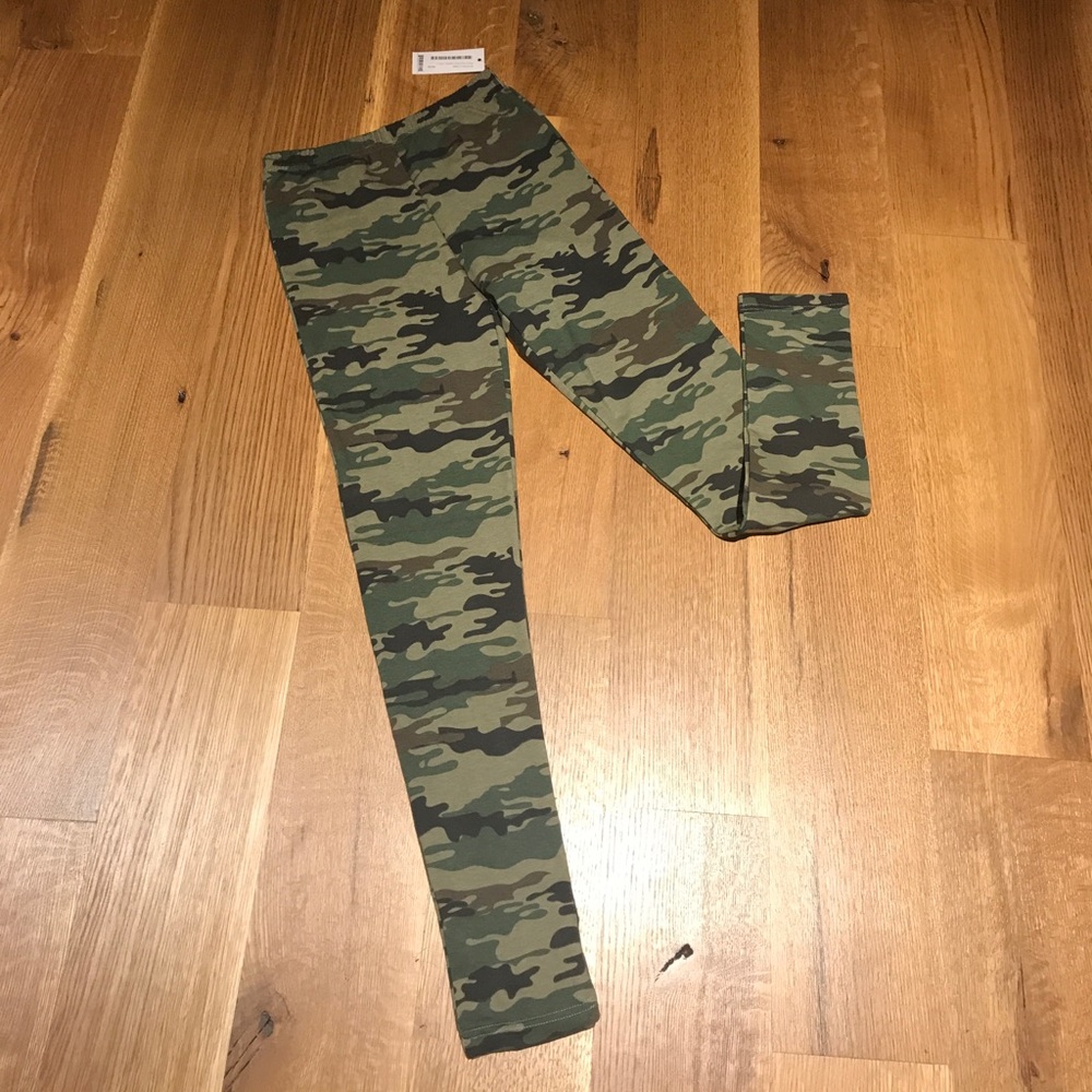 Plush apparel camo leggings. NWT.
