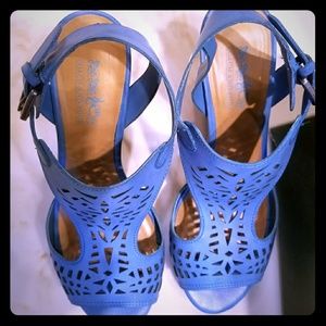 3 1/2 in wedge heels ADORABLE extreamly comfy l