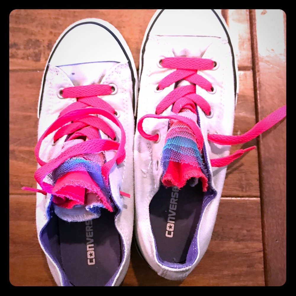 Converse low-top sneakers with tulle detail!
