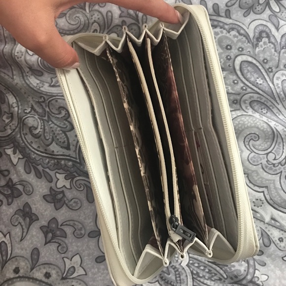 Guess Wallet - Picture 2 of 3