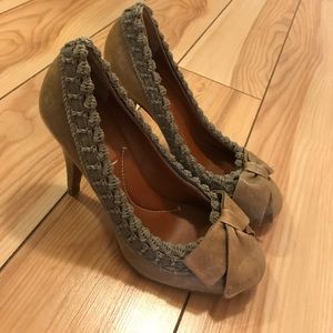 BCBGMaxAzria gray pumps