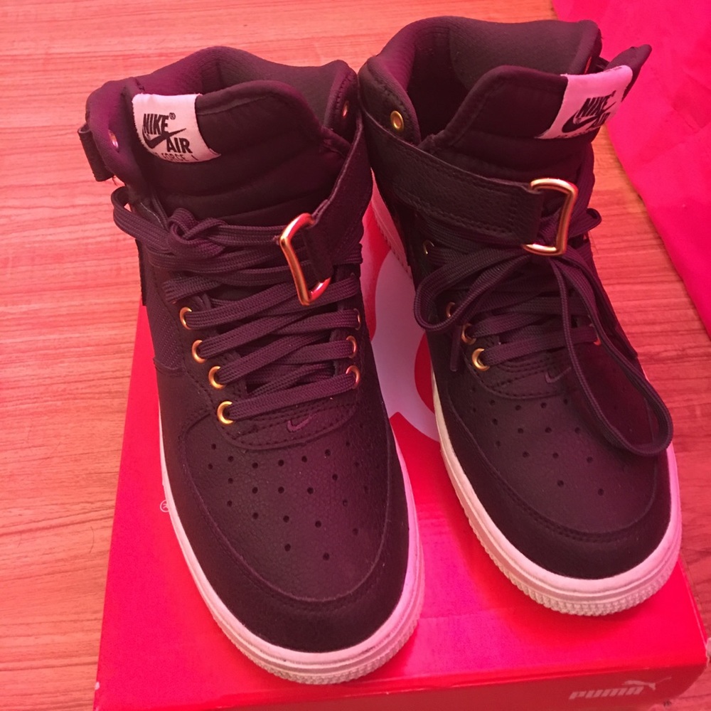 Navy blue Nike sneakers with gold & white