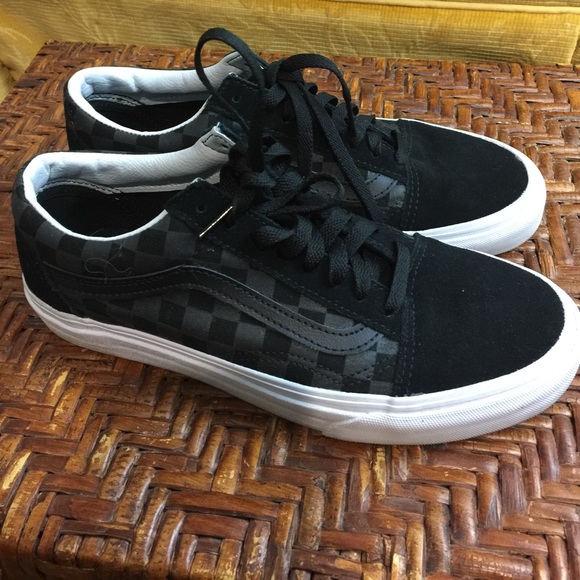 black checkered low top vans