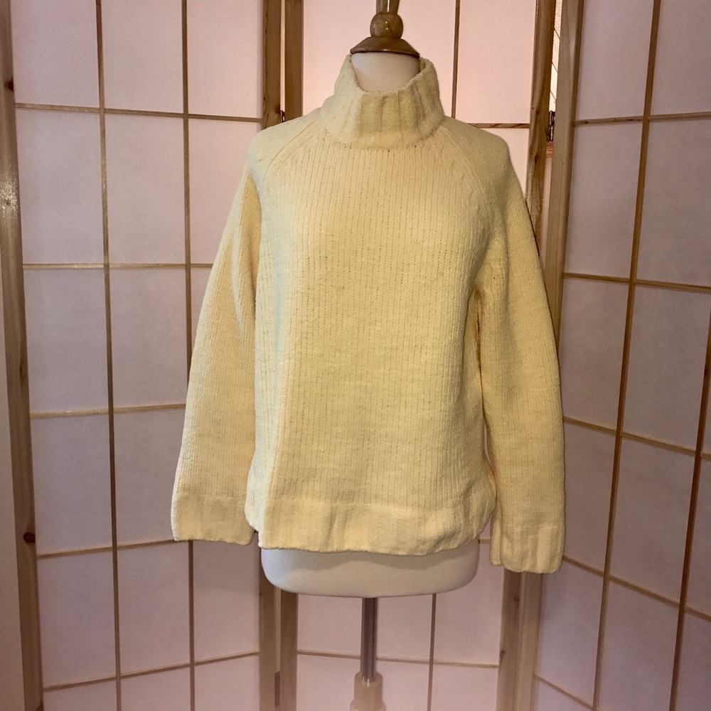 ORVIS Soft Yellow Turtleneck Sweater. EUC!
