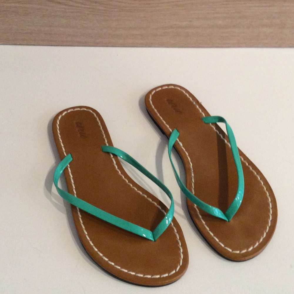 Aerie Flip Flops - Like New!