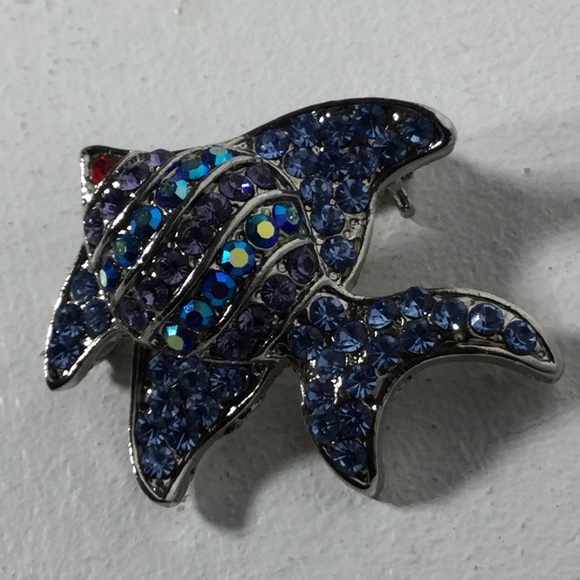 Shiny Rhinestone Fish Brooch/Pin - Picture 4 of 9