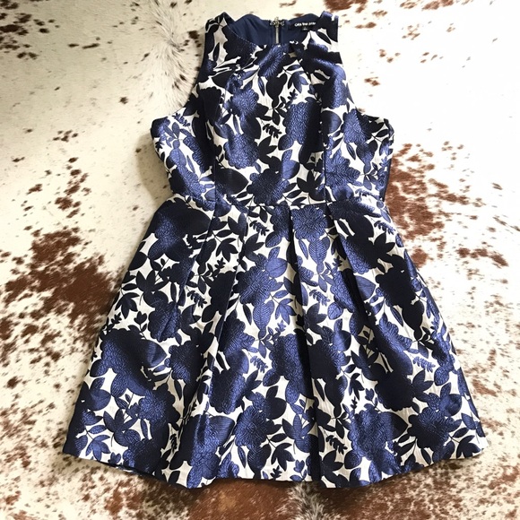 Gianni Bini Dresses & Skirts - Gianni Bini metallic jacquard brocade dress L