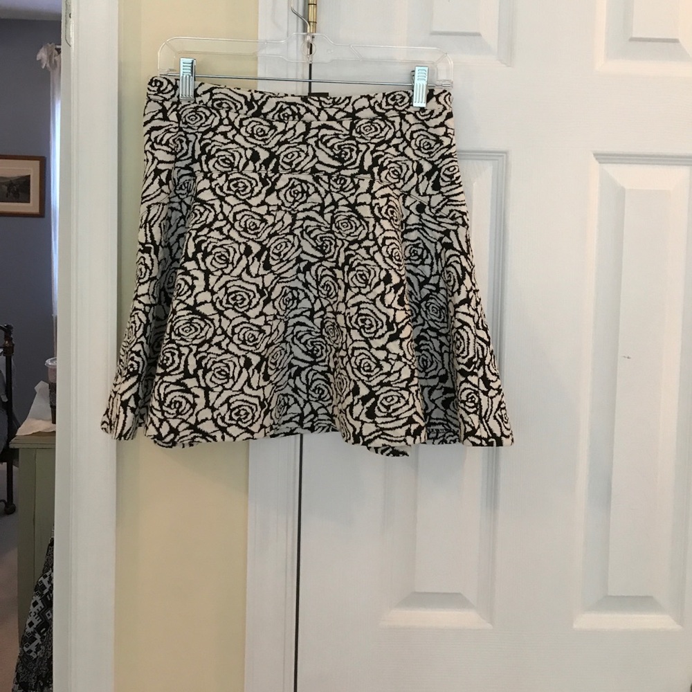 Black/white floral printed skirt