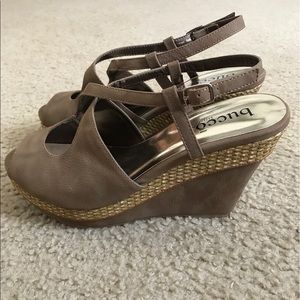 Cute brown wedge sandals 🌞