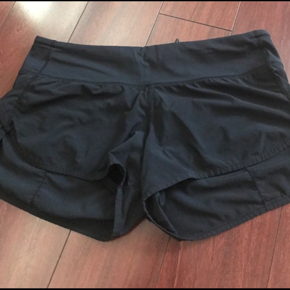 Lululemon Size 6 Speed Short in black.