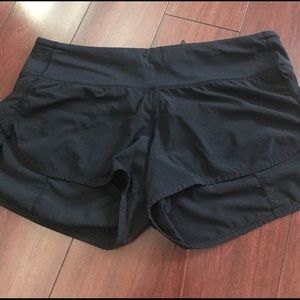 Lululemon Size 6 Speed Short in black.