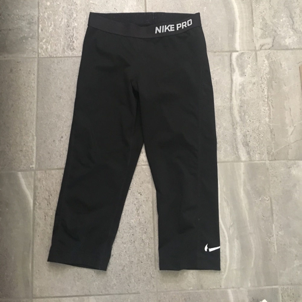 Black cropped Nike pro leggings