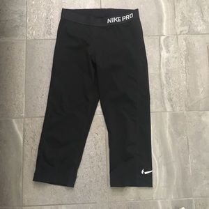 Black cropped Nike pro leggings