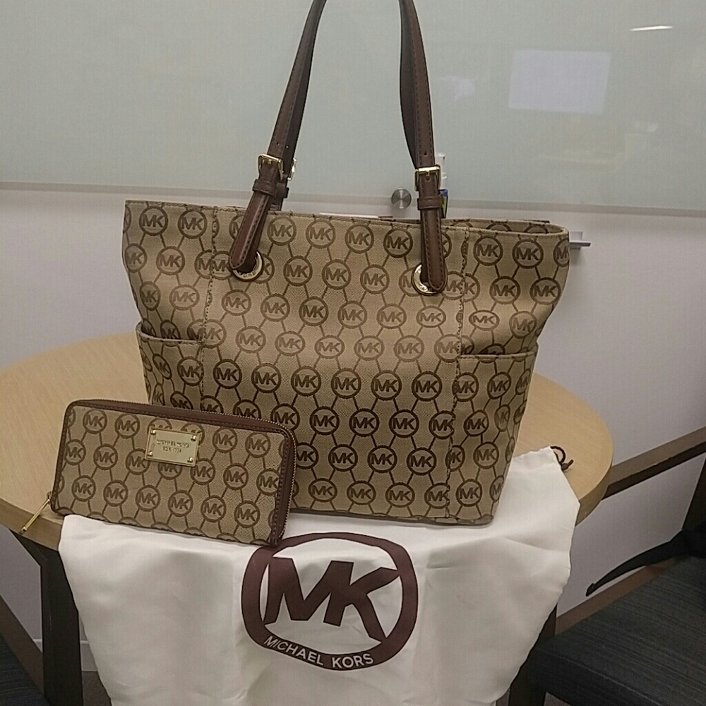 New Low Price-Michael Kors EWJet Set Tote w/Wallet