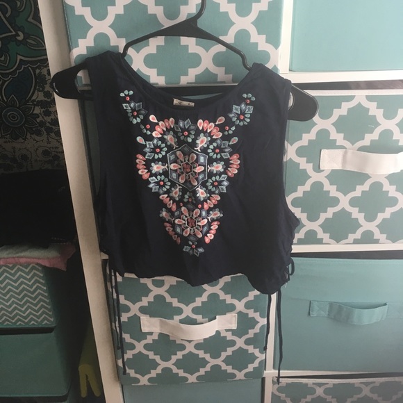 Hollister Embroidered Crop Top - Picture 1 of 4