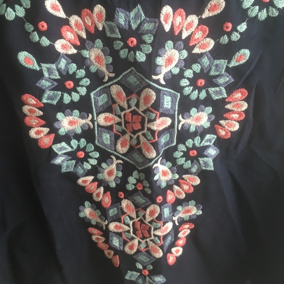 Hollister Embroidered Crop Top - Picture 2 of 4