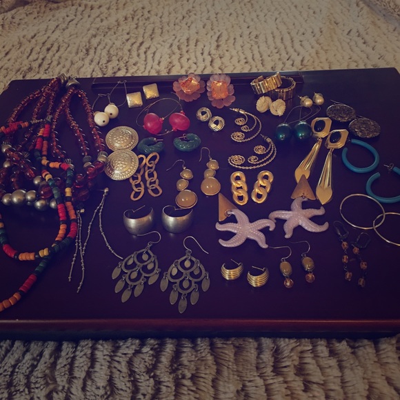 Jewelry - 🌹26 pairs of Vintage Earrings & 2 Bonus Necklaces