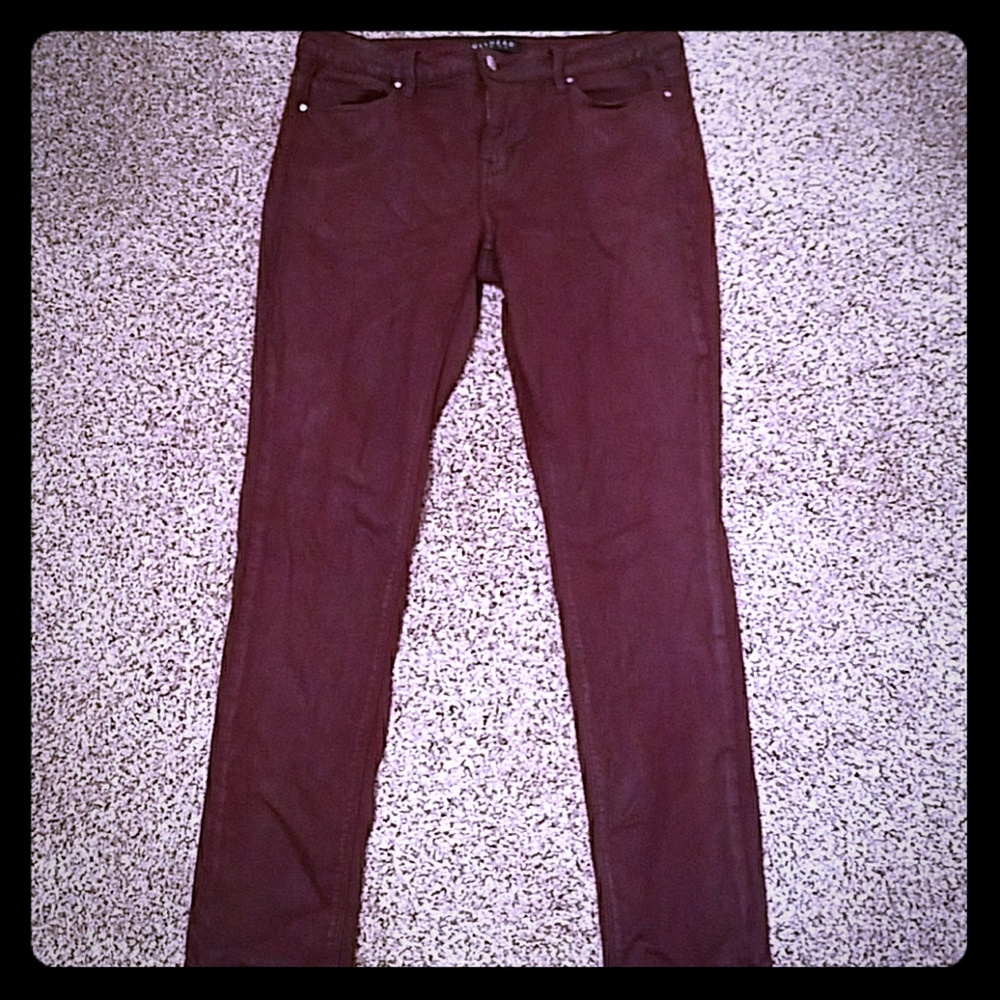 High-waisted skinny jeans maroon!