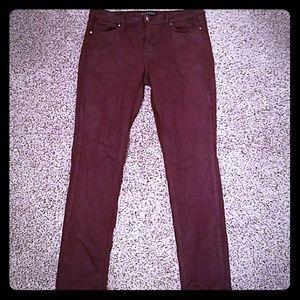 High-waisted skinny jeans maroon!