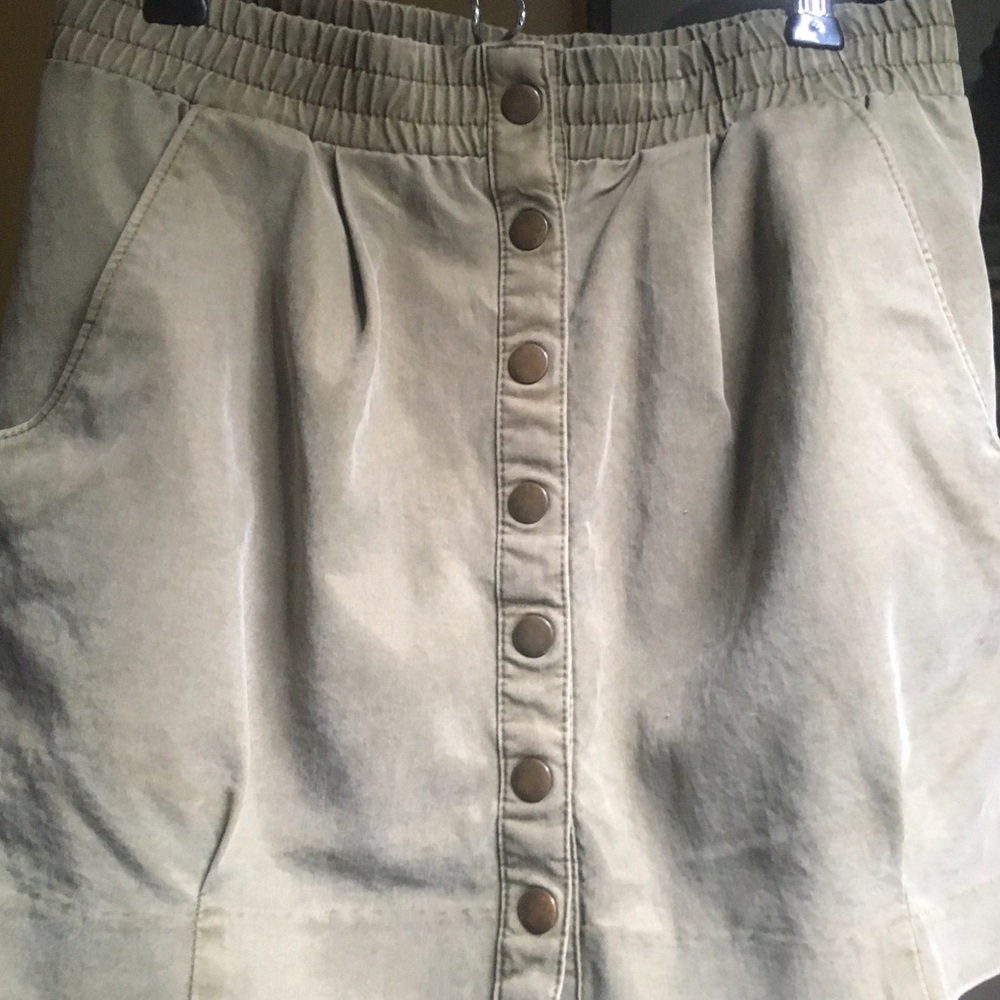 Cute Olive snap skirt with pockets. Suede