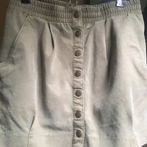 Cute Olive snap skirt with pockets. Suede