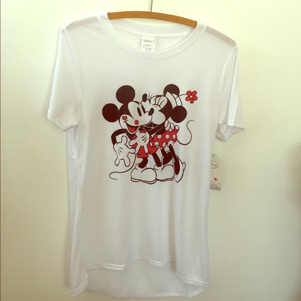 NWT Disney Mickey & Minnie Kisses White Top