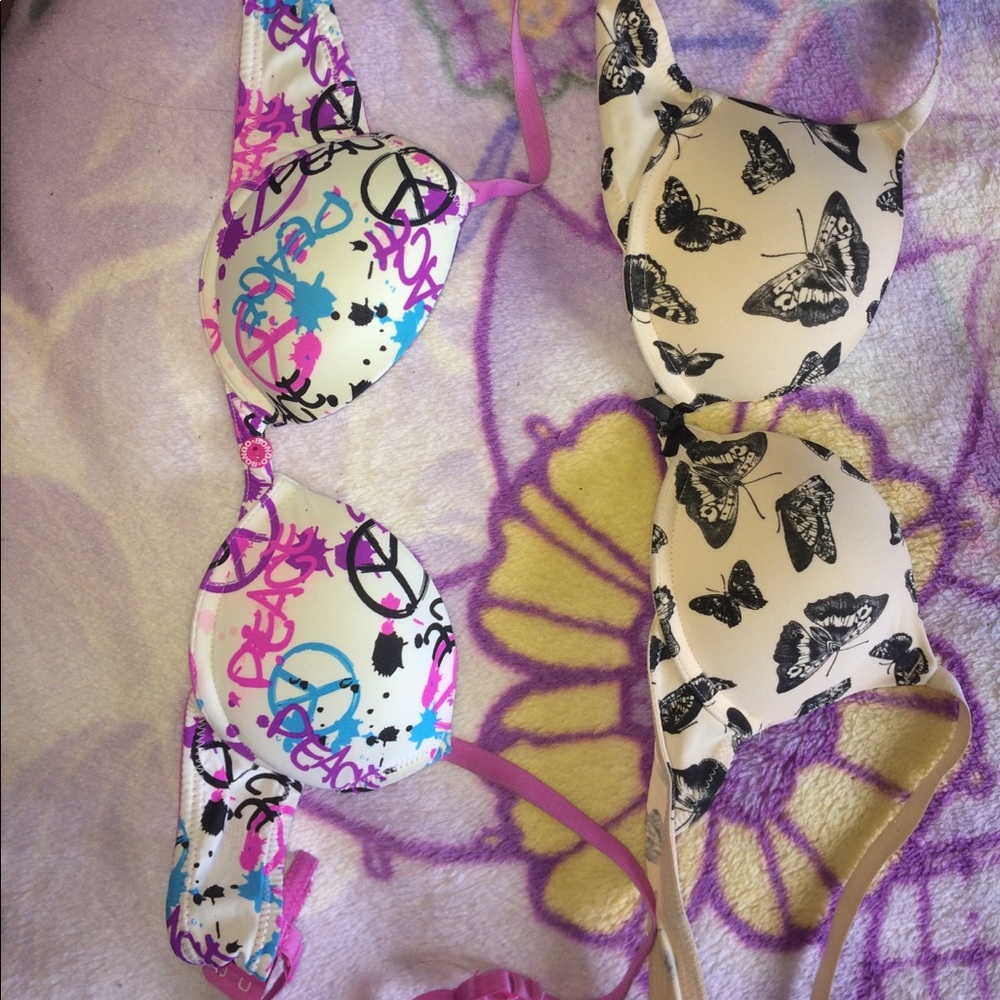 ***SOLD*** (2) 32A Bras (T-Shirt push up bras.)