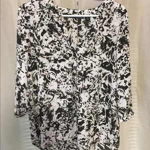 Black and white lightweight top