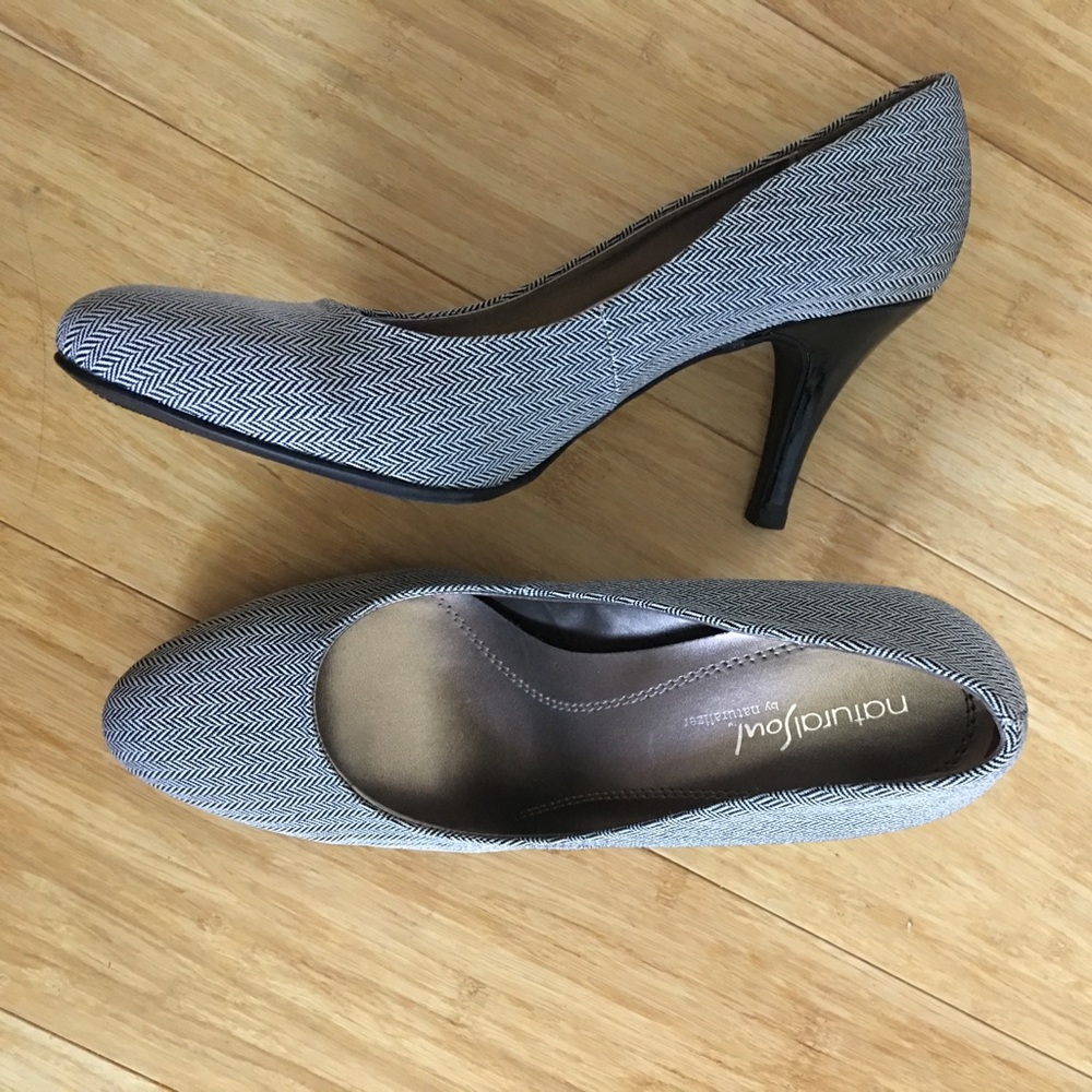 Naturalizer pumps, cushion support, black /white