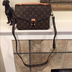 Louis Vuitton Pouchette Metis bag