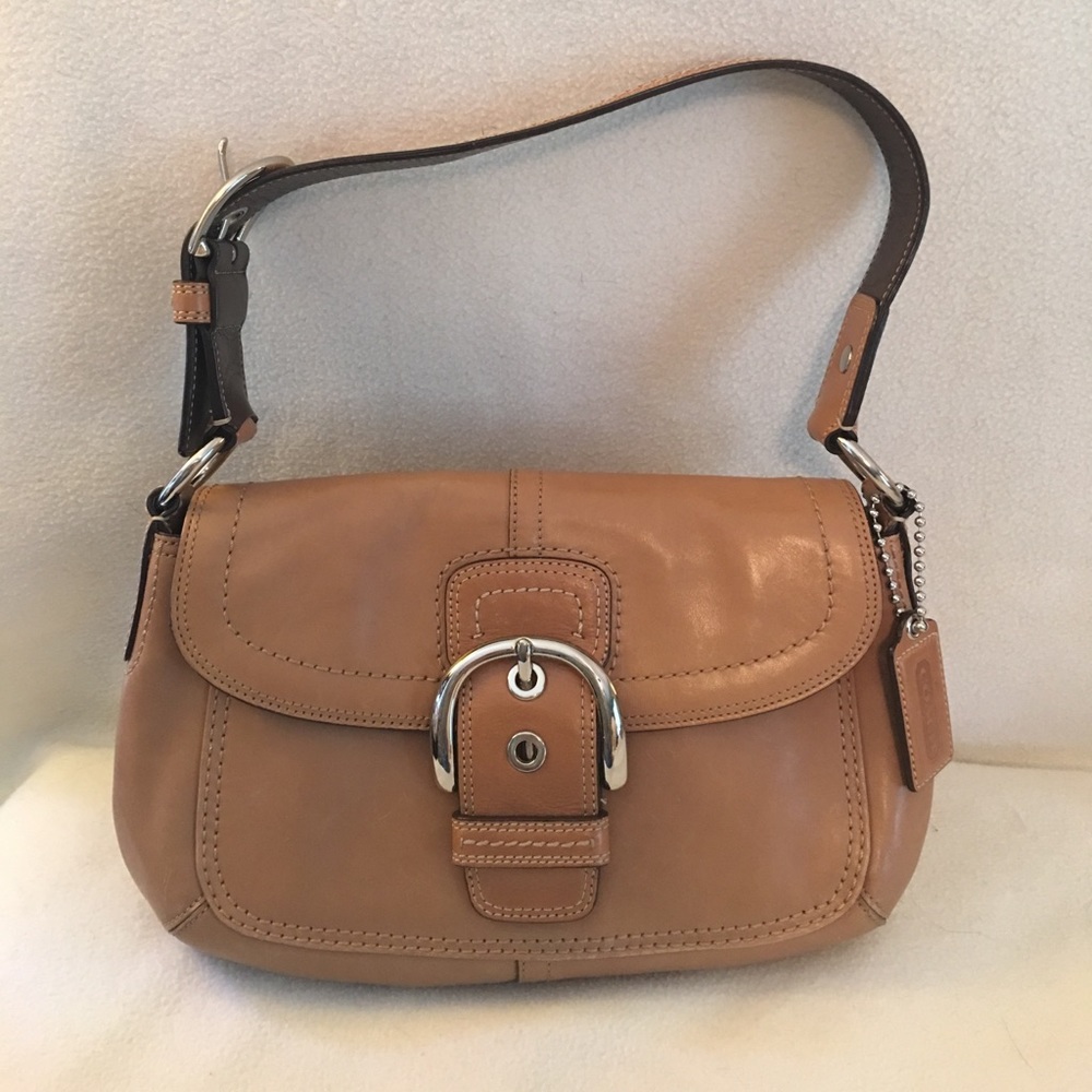 Tan Coach shoulder bag, cute!!